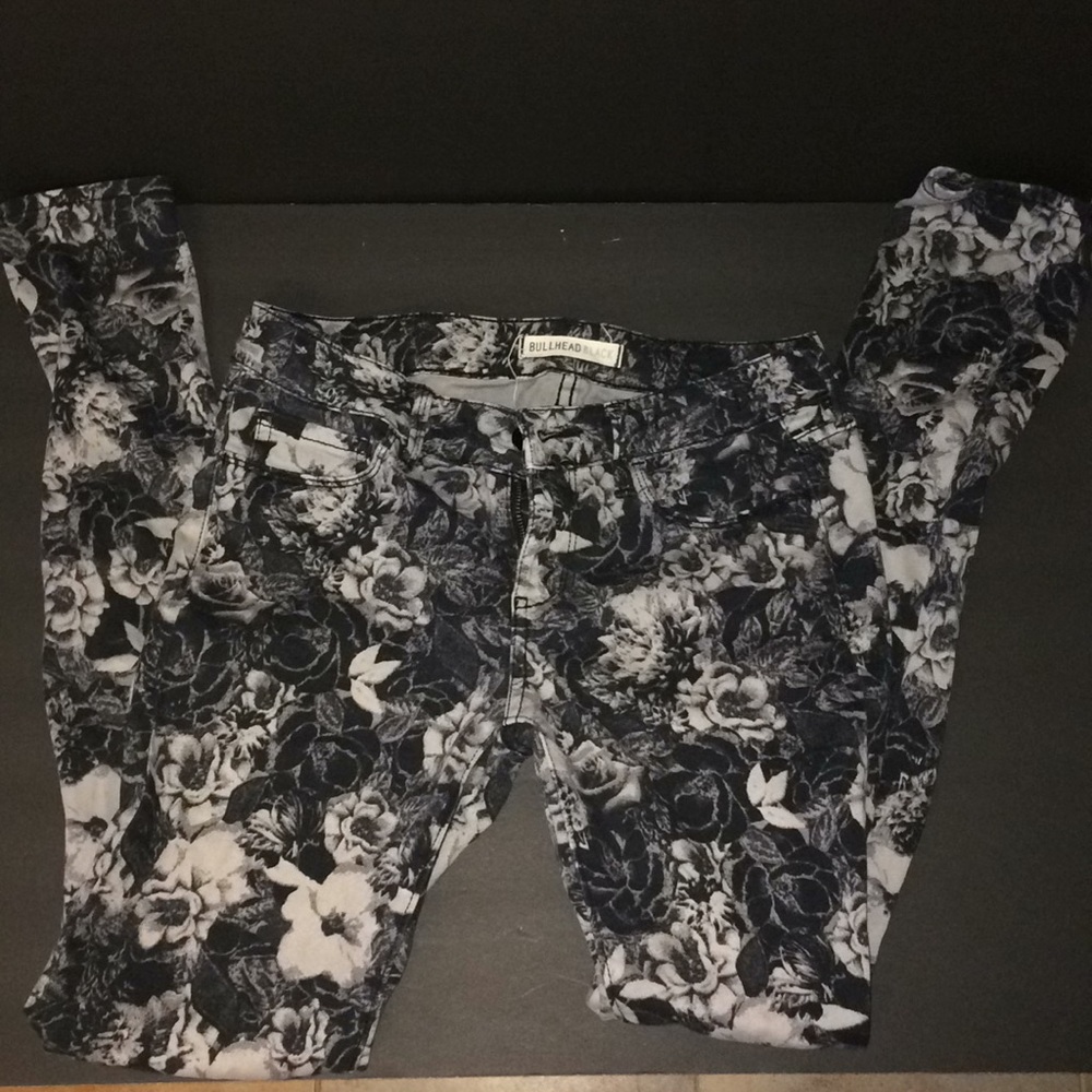 Bullhead Black jeans size 7 black and white floral